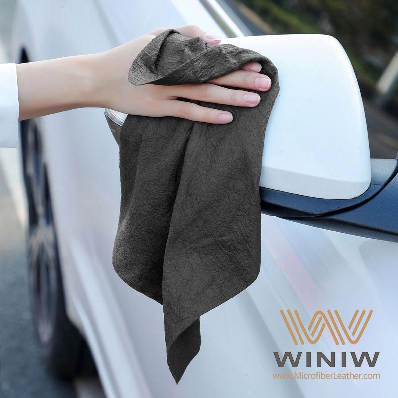 ¿Cuál es la forma correcta de utilizar una gamuza para limpiar tu coche?